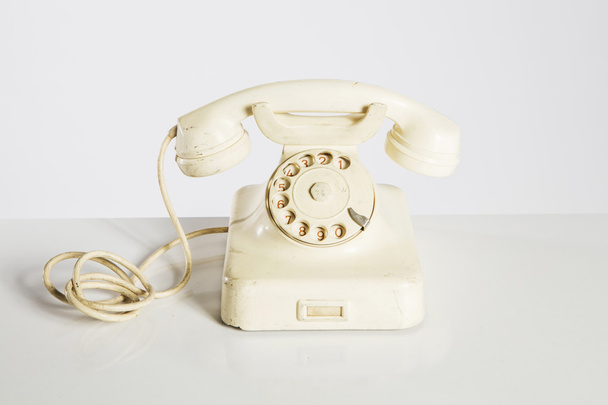 Το παλιό τηλέφωνο, παλιό τηλέφωνο που απομονώνονται σε λευκό. - Φωτογραφία, εικόνα