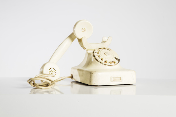 Teléfono viejo, teléfono viejo aislado en blanco
. - Foto, imagen