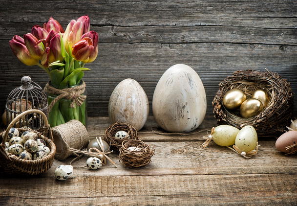 Decoration with eggs and flowers. - Foto, afbeelding