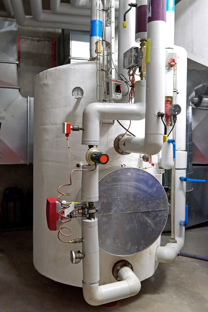 Tanque de almacenamiento de agua caliente en una sala de calderas
 - Foto, Imagen