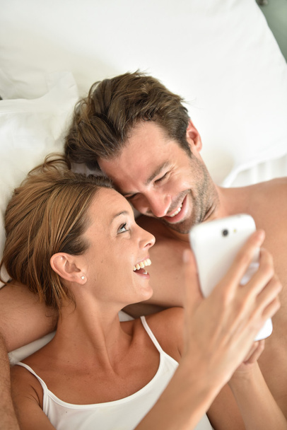 Couple using smartphone - Foto, afbeelding