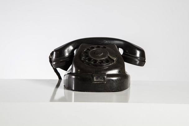 Czarny telefon, stary telefon czarny na białym tle - Zdjęcie, obraz