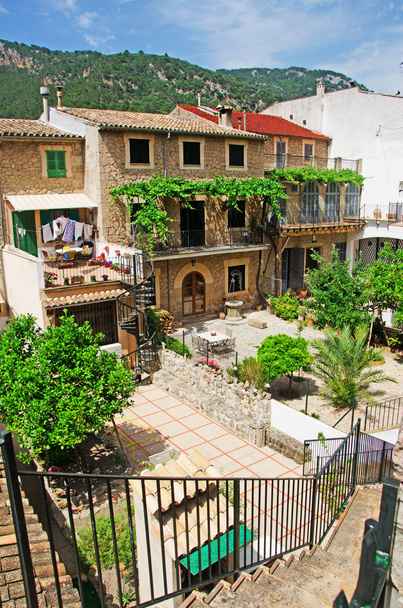 Maiorca, Ilhas Baleares, Espanha: vista da rua na cidade velha com edifícios de pedra e pavimento do centro de Valldemossa, empoleirado em uma colina, a cerca de 20 km de Palma de Maiorca
 - Foto, Imagem