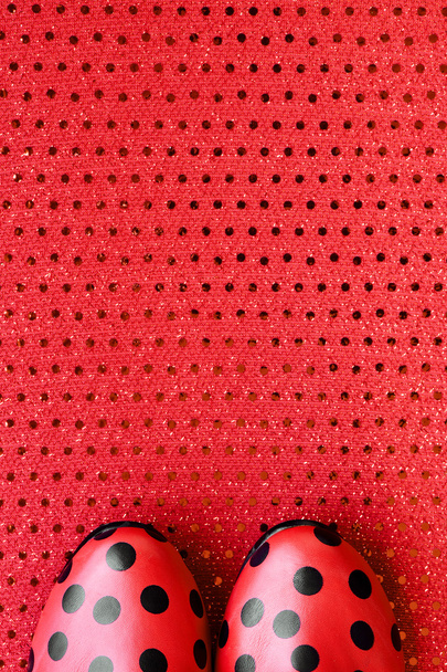 chaussures rouges à motifs à pois noirs
 - Photo, image
