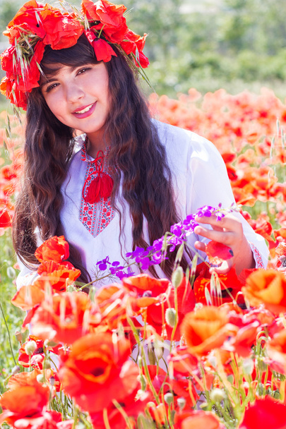 Beauty teen girl in field of red poppies - Fotoğraf, Görsel