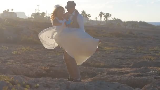 Braut und Bräutigam küssen sich bei Sonnenuntergang - Filmmaterial, Video