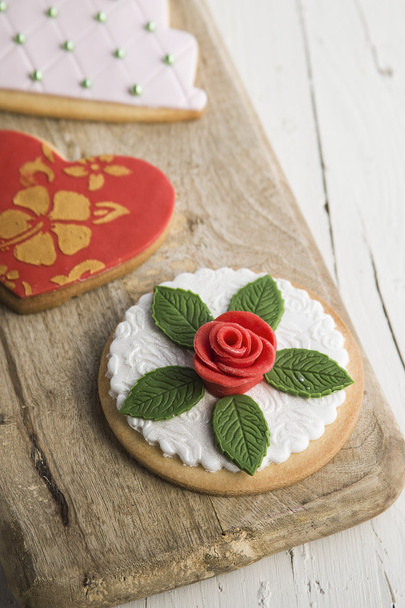 Díszített esküvői-, szív- és virágos torta alakú cookie-k - Fotó, kép