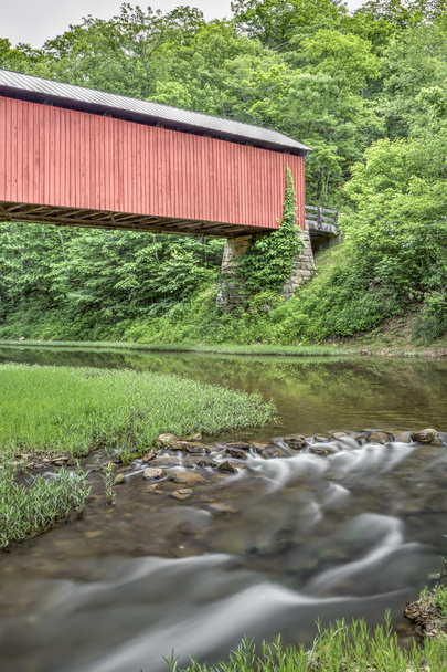 Little Muskingum River and Hume Covered Bridge - Foto, afbeelding