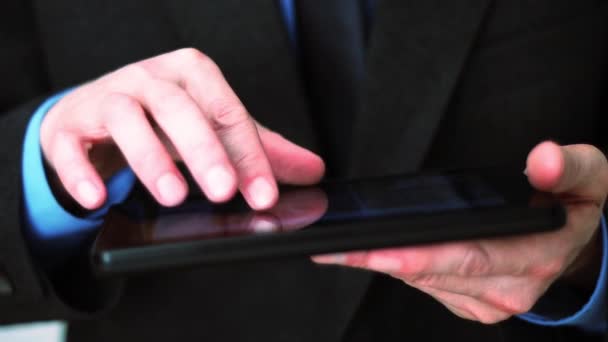επιχειρηματίας που χρησιμοποιεί υπολογιστή tablet - Πλάνα, βίντεο