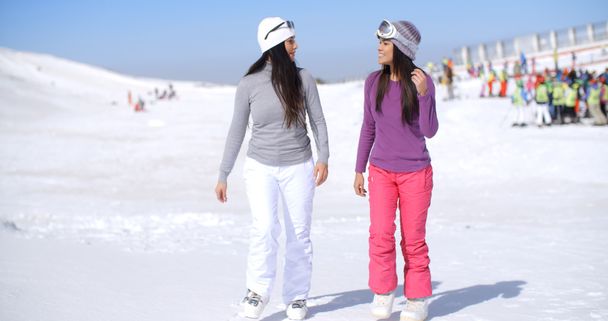 naiset kävelemässä lumessa hiihtokeskuksessa
 - Valokuva, kuva