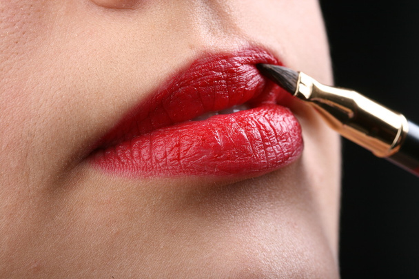 Putting lipstick - Φωτογραφία, εικόνα