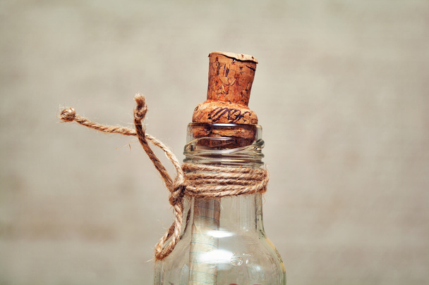Старая стеклянная бутылка с пробкой и веревкой
 - Фото, изображение