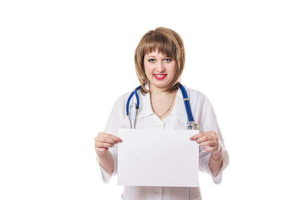 Доктор держит белый лист в белом халате
 - Фото, изображение