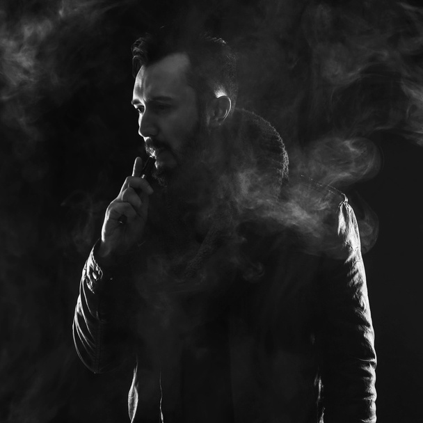barbu élégant homme tenant et fumant cigarette électronique
 - Photo, image