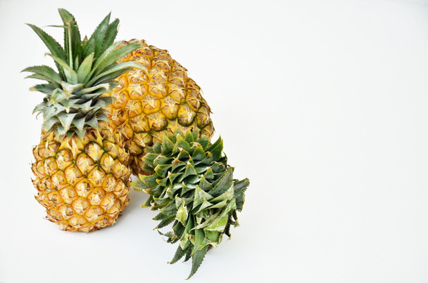 egy elszigetelt ananász - Fotó, kép