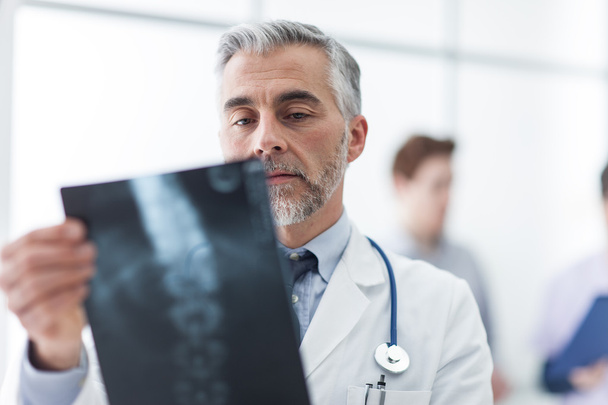 Radiologista examinando a radiografia de um paciente
 - Foto, Imagem