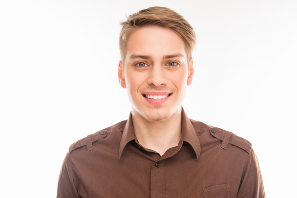 Retrato de jovem atraente sorridente homem na camisa marrom
 - Foto, Imagem