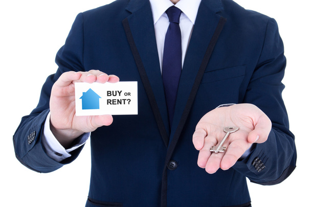 Купить или арендовать - мужской агент недвижимости руки холдинг ключ и визит - Фото, изображение