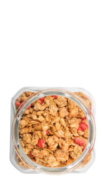 Ontbijtgranen met gedroogde raspberry stukken in glazen pot op witte achtergrond - Foto, afbeelding