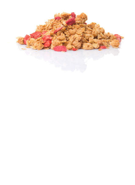 Cereais de pequeno-almoço com pedaços de framboesa seca sobre fundo branco
 - Foto, Imagem