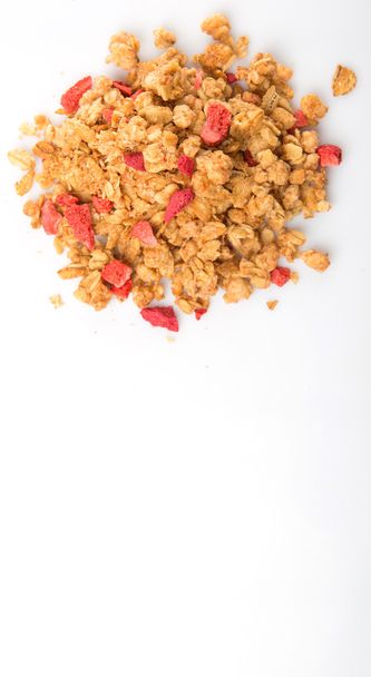 Cereali da colazione con pezzi di lampone essiccati su sfondo bianco
 - Foto, immagini