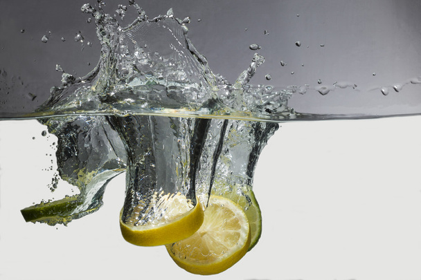 fresh lemon and lime water splash - Φωτογραφία, εικόνα