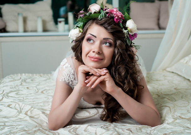 Curly Bride Muotokuva häät meikki ylellisyyttä sisustus
 - Valokuva, kuva
