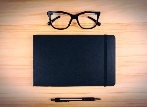 Blank black diary with eyeglasses - Foto, afbeelding