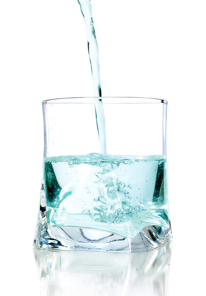 Чистка прісної води на склі на білому тлі
 - Фото, зображення