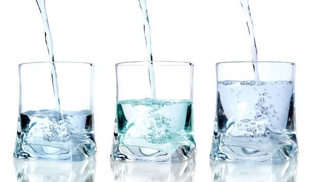 Свежая вода наливается в стакан на белом фоне в последовательности
 - Фото, изображение
