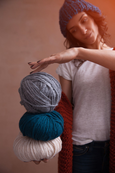 Kobieta w drutach sweter i kapelusz gospodarstwa clews przędzy - Zdjęcie, obraz
