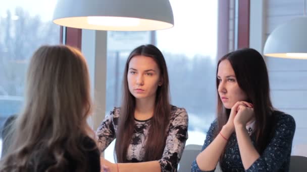 Twins listen carefully her girlfriend in cafe - Footage, Video