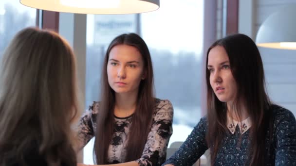 Gêmeos ouvir atentamente sua namorada e chocante no café
 - Filmagem, Vídeo