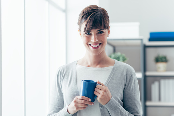 woman holding a mug - Fotó, kép