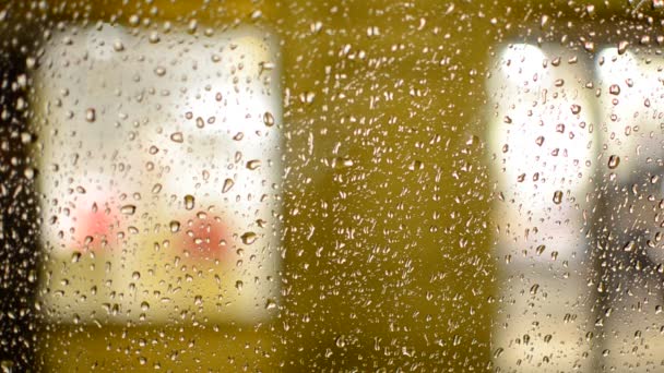 Нічний рух крізь мокре вікно
 - Кадри, відео