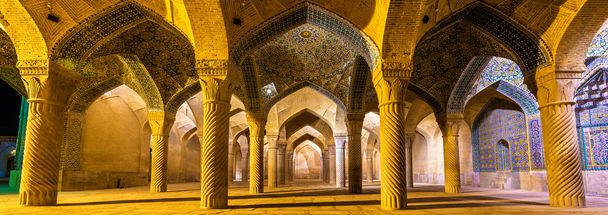 Vakilin moskeijan sisätilat Shirazissa, Iranissa
 - Valokuva, kuva