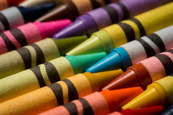 Dos filas de crayones encajados juntos
 - Foto, imagen