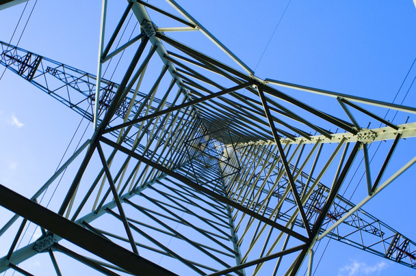Pilón de electricidad en el cielo azul
 - Foto, imagen