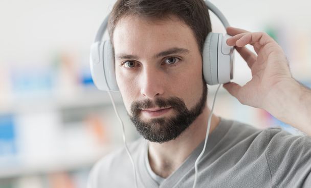 Young man listening to music - Photo, image