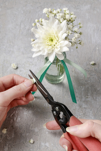 Florist at work. How to make napkin ring with chrysanthemum flow - Foto, Imagem