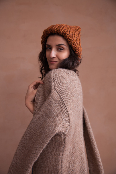 Happy woman in knitted sweater and hat - Fotoğraf, Görsel