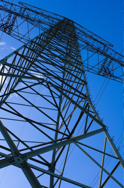 Pilón de electricidad en el cielo azul
 - Foto, Imagen