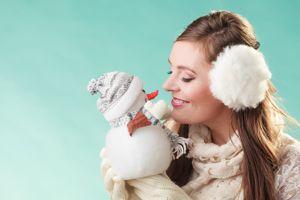 woman holding little snowman - Valokuva, kuva