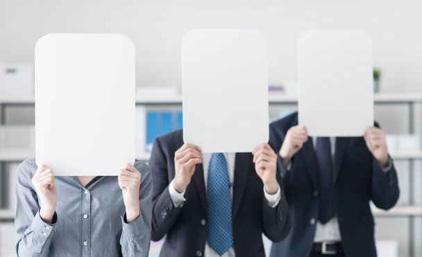 Les gens d'affaires tenant un panneau blanc
 - Photo, image