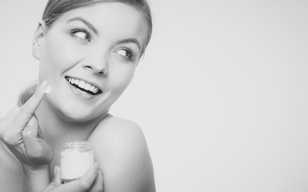 Woman applying moisturizing cream - Foto, Bild