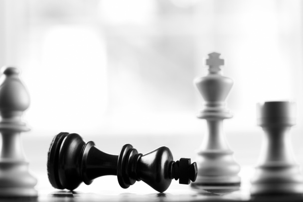Checkmate branco derrota rei negro
 - Foto, Imagem