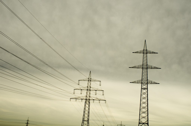 Pólo de energia feito de aço com linhas de energia
 - Foto, Imagem