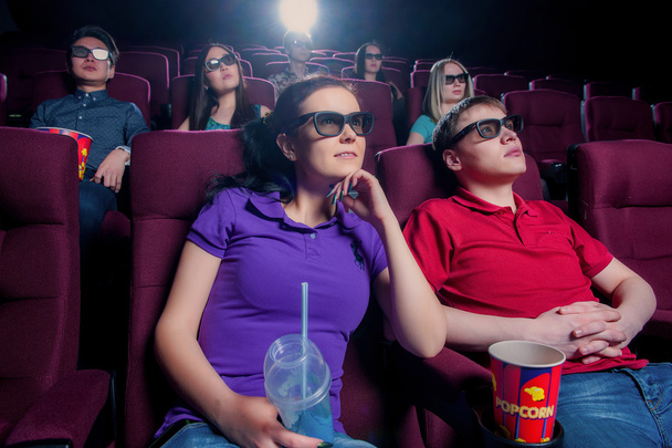 Les gens au cinéma portant des lunettes 3D
 - Photo, image
