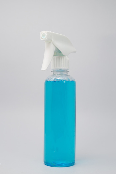 Produit chimique de couleur bleue dans le flacon pulvérisateur
 - Photo, image