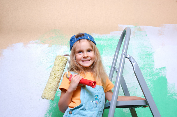 little girl painting in room  - Foto, afbeelding